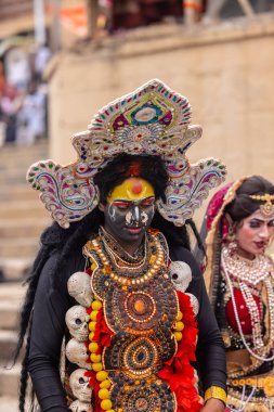 Varanasi, Uttar Pradesh, Hindistan - 20 Mart 2024: Masan Holi, Harishchandra ghat 'ta düzenlenen kutlama sırasında Lord Shiva gibi giyinmiş kuru külle boyanmış yüzlü insanların portresi.