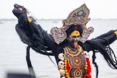Varanasi, Uttar Pradesh, Hindistan - 20 Mart 2024: Masan Holi, Harishchandra ghat 'ta düzenlenen kutlama sırasında Lord Shiva kılığında kuru külle boyanmış insanların portresi.