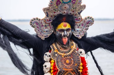Varanasi, Uttar Pradesh, Hindistan - 20 Mart 2024: Masan Holi, Harishchandra ghat 'ta düzenlenen kutlama sırasında Lord Shiva kılığında kuru külle boyanmış insanların portresi.