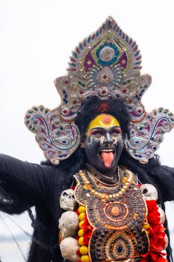 Varanasi, Uttar Pradesh, Hindistan - 20 Mart 2024: Masan Holi, Harishchandra ghat 'ta düzenlenen kutlama sırasında Lord Shiva kılığında kuru külle boyanmış insanların portresi.