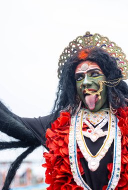 Varanasi, Uttar Pradesh, Hindistan - 20 Mart 2024: Masan Holi, Harishchandra ghat 'ta düzenlenen kutlama sırasında Lord Shiva kılığında kuru külle boyanmış insanların portresi.