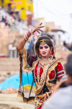 Varanasi, Uttar Pradesh, Hindistan - 20 Mart 2024: Masan Holi, Harishchandra ghat 'ta düzenlenen kutlama sırasında Lord Shiva kılığında kuru külle boyanmış insanların portresi.