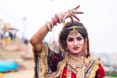 Varanasi, Uttar Pradesh, Hindistan - 20 Mart 2024: Masan Holi, Harishchandra ghat 'ta düzenlenen kutlama sırasında Lord Shiva kılığında kuru külle boyanmış insanların portresi.