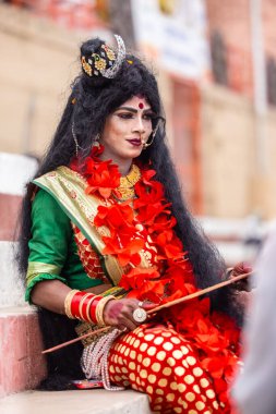 Varanasi, Uttar Pradesh, Hindistan - 20 Mart 2024: Masan Holi, Harishchandra ghat 'ta düzenlenen kutlama sırasında Lord Shiva kılığında kuru külle boyanmış insanların portresi.