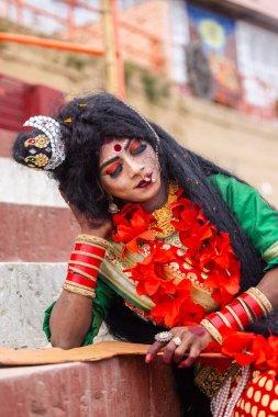 Varanasi, Uttar Pradesh, Hindistan - 20 Mart 2024: Masan Holi, Harishchandra ghat 'ta düzenlenen kutlama sırasında Lord Shiva kılığında kuru külle boyanmış insanların portresi.