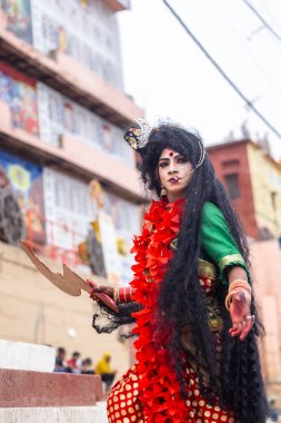 Varanasi, Uttar Pradesh, Hindistan - 20 Mart 2024: Masan Holi, Harishchandra ghat 'ta düzenlenen kutlama sırasında Lord Shiva kılığında kuru külle boyanmış insanların portresi.