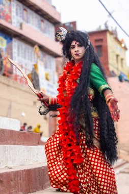 Varanasi, Uttar Pradesh, Hindistan - 20 Mart 2024: Masan Holi, Harishchandra ghat 'ta düzenlenen kutlama sırasında Lord Shiva kılığında kuru külle boyanmış insanların portresi.