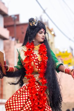 Varanasi, Uttar Pradesh, Hindistan - 20 Mart 2024: Masan Holi, Harishchandra ghat 'ta düzenlenen kutlama sırasında Lord Shiva kılığında kuru külle boyanmış insanların portresi.