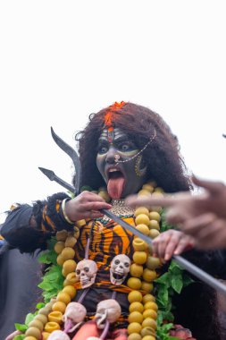 Varanasi, Uttar Pradesh, Hindistan - 20 Mart 2024: Masan Holi, Harishchandra ghat 'ta düzenlenen kutlama sırasında Lord Shiva gibi giyinmiş kuru külle boyanmış yüzlü insanların portresi.