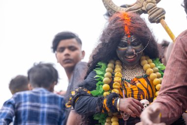 Varanasi, Uttar Pradesh, Hindistan - 20 Mart 2024: Masan Holi, Harishchandra ghat 'ta düzenlenen kutlama sırasında Lord Shiva gibi giyinmiş kuru külle boyanmış yüzlü insanların portresi.