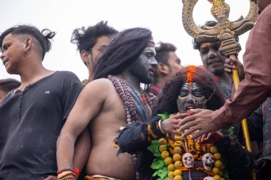Varanasi, Uttar Pradesh, Hindistan - 20 Mart 2024: Masan Holi, Harishchandra ghat 'ta düzenlenen kutlama sırasında Lord Shiva gibi giyinmiş kuru külle boyanmış yüzlü insanların portresi.