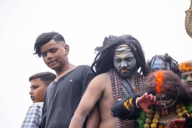 Varanasi, Uttar Pradesh, Hindistan - 20 Mart 2024: Masan Holi, Harishchandra ghat 'ta düzenlenen kutlama sırasında Lord Shiva gibi giyinmiş kuru külle boyanmış yüzlü insanların portresi.