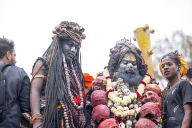 Varanasi, Uttar Pradesh, Hindistan - 20 Mart 2024: Masan Holi, Harishchandra ghat 'ta düzenlenen kutlama sırasında Lord Shiva gibi giyinmiş kuru külle boyanmış yüzlü insanların portresi.