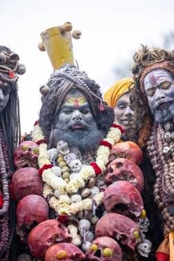 Varanasi, Uttar Pradesh, Hindistan - 20 Mart 2024: Masan Holi, Harishchandra ghat 'ta düzenlenen kutlama sırasında Lord Shiva gibi giyinmiş kuru külle boyanmış yüzlü insanların portresi.