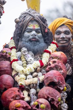 Varanasi, Uttar Pradesh, Hindistan - 20 Mart 2024: Masan Holi, Harishchandra ghat 'ta düzenlenen kutlama sırasında Lord Shiva gibi giyinmiş kuru külle boyanmış yüzlü insanların portresi.