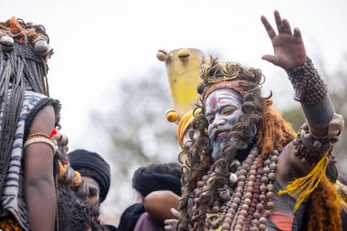 Varanasi, Uttar Pradesh, Hindistan - 20 Mart 2024: Masan Holi, Harishchandra ghat 'ta düzenlenen kutlama sırasında Lord Shiva gibi giyinmiş kuru külle boyanmış yüzlü insanların portresi.