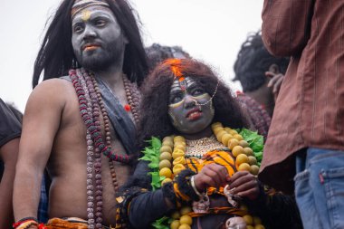 Varanasi, Uttar Pradesh, Hindistan - 20 Mart 2024: Masan Holi, Harishchandra ghat 'ta düzenlenen kutlama sırasında Lord Shiva gibi giyinmiş kuru külle boyanmış yüzlü insanların portresi.