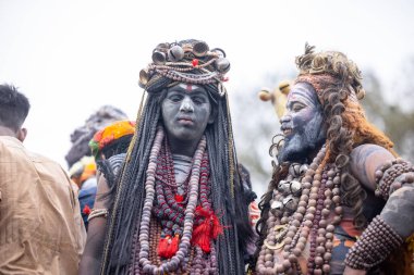 Varanasi, Uttar Pradesh, Hindistan - 20 Mart 2024: Masan Holi, Harishchandra ghat 'ta düzenlenen kutlama sırasında Lord Shiva gibi giyinmiş kuru külle boyanmış yüzlü insanların portresi.