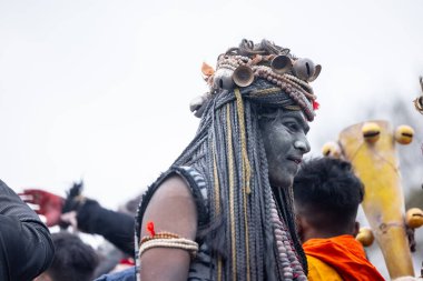 Varanasi, Uttar Pradesh, Hindistan - 20 Mart 2024: Masan Holi, Harishchandra ghat 'ta düzenlenen kutlama sırasında Lord Shiva gibi giyinmiş kuru külle boyanmış yüzlü insanların portresi.
