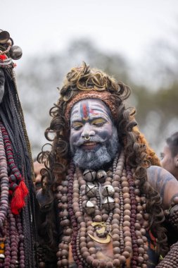 Varanasi, Uttar Pradesh, Hindistan - 20 Mart 2024: Masan Holi, Harishchandra ghat 'ta düzenlenen kutlama sırasında Lord Shiva gibi giyinmiş kuru külle boyanmış yüzlü insanların portresi.