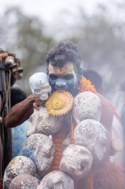 Varanasi, Uttar Pradesh, Hindistan - 20 Mart 2024: Masan Holi, Harishchandra ghat 'ta düzenlenen kutlama sırasında Lord Shiva gibi giyinmiş kuru külle boyanmış yüzlü insanların portresi.