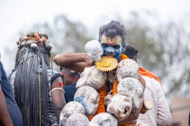 Varanasi, Uttar Pradesh, Hindistan - 20 Mart 2024: Masan Holi, Harishchandra ghat 'ta düzenlenen kutlama sırasında Lord Shiva gibi giyinmiş kuru külle boyanmış yüzlü insanların portresi.