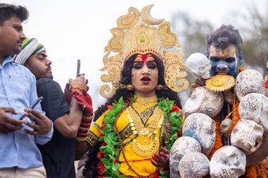 Varanasi, Uttar Pradesh, Hindistan - 20 Mart 2024: Masan Holi, Harishchandra ghat 'ta düzenlenen kutlama sırasında Lord Shiva gibi giyinmiş kuru külle boyanmış yüzlü insanların portresi.
