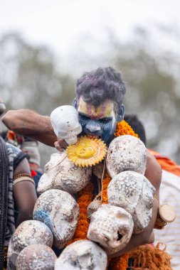 Varanasi, Uttar Pradesh, Hindistan - 20 Mart 2024: Masan Holi, Harishchandra ghat 'ta düzenlenen kutlama sırasında Lord Shiva gibi giyinmiş kuru külle boyanmış yüzlü insanların portresi.