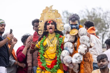 Varanasi, Uttar Pradesh, Hindistan - 20 Mart 2024: Masan Holi, Harishchandra ghat 'ta düzenlenen kutlama sırasında Lord Shiva gibi giyinmiş kuru külle boyanmış yüzlü insanların portresi.