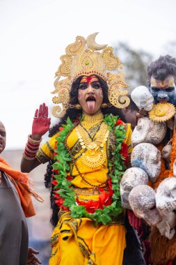 Varanasi, Uttar Pradesh, Hindistan - 20 Mart 2024: Masan Holi, Harishchandra ghat 'ta düzenlenen kutlama sırasında Lord Shiva gibi giyinmiş kuru külle boyanmış yüzlü insanların portresi.
