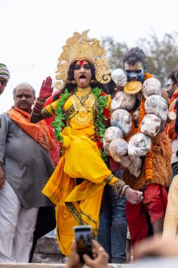 Varanasi, Uttar Pradesh, Hindistan - 20 Mart 2024: Masan Holi, Harishchandra ghat 'ta düzenlenen kutlama sırasında Lord Shiva gibi giyinmiş kuru külle boyanmış yüzlü insanların portresi.