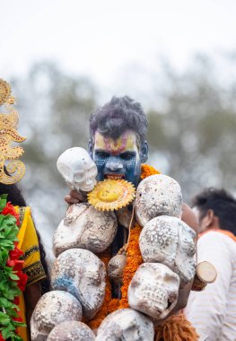 Varanasi, Uttar Pradesh, Hindistan - 20 Mart 2024: Masan Holi, Harishchandra ghat 'ta düzenlenen kutlama sırasında Lord Shiva gibi giyinmiş kuru külle boyanmış yüzlü insanların portresi.