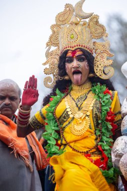 Varanasi, Uttar Pradesh, Hindistan - 20 Mart 2024: Masan Holi, Harishchandra ghat 'ta düzenlenen kutlama sırasında Lord Shiva gibi giyinmiş kuru külle boyanmış yüzlü insanların portresi.