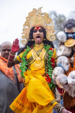 Varanasi, Uttar Pradesh, Hindistan - 20 Mart 2024: Masan Holi, Harishchandra ghat 'ta düzenlenen kutlama sırasında Lord Shiva gibi giyinmiş kuru külle boyanmış yüzlü insanların portresi.
