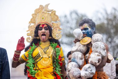 Varanasi, Uttar Pradesh, Hindistan - 20 Mart 2024: Masan Holi, Harishchandra ghat 'ta düzenlenen kutlama sırasında Lord Shiva gibi giyinmiş kuru külle boyanmış yüzlü insanların portresi.