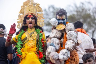 Varanasi, Uttar Pradesh, Hindistan - 20 Mart 2024: Masan Holi, Harishchandra ghat 'ta düzenlenen kutlama sırasında Lord Shiva gibi giyinmiş kuru külle boyanmış yüzlü insanların portresi.