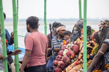 Varanasi, Uttar Pradesh, Hindistan - 20 Mart 2024: Masan Holi, Harishchandra ghat 'ta düzenlenen kutlama sırasında Lord Shiva gibi giyinmiş kuru külle boyanmış yüzlü insanların portresi.