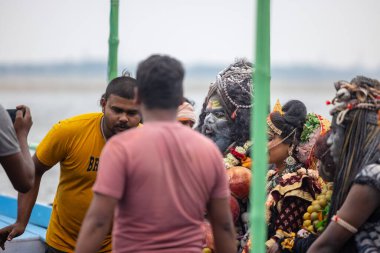 Varanasi, Uttar Pradesh, Hindistan - 20 Mart 2024: Masan Holi, Harishchandra ghat 'ta düzenlenen kutlama sırasında Lord Shiva gibi giyinmiş kuru külle boyanmış yüzlü insanların portresi.