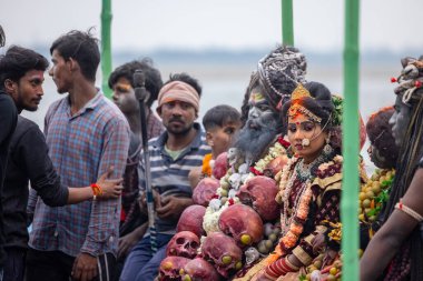 Varanasi, Uttar Pradesh, Hindistan - 20 Mart 2024: Masan Holi, Harishchandra ghat 'ta düzenlenen kutlama sırasında Lord Shiva gibi giyinmiş kuru külle boyanmış yüzlü insanların portresi.