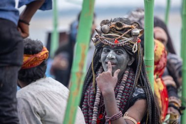 Varanasi, Uttar Pradesh, Hindistan - 20 Mart 2024: Masan Holi, Harishchandra ghat 'ta düzenlenen kutlama sırasında Lord Shiva gibi giyinmiş kuru külle boyanmış yüzlü insanların portresi.