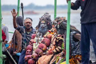 Varanasi, Uttar Pradesh, Hindistan - 20 Mart 2024: Masan Holi, Harishchandra ghat 'ta düzenlenen kutlama sırasında Lord Shiva gibi giyinmiş kuru külle boyanmış yüzlü insanların portresi.
