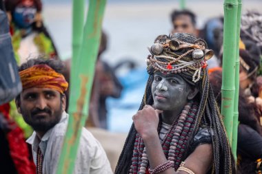 Varanasi, Uttar Pradesh, Hindistan - 20 Mart 2024: Masan Holi, Harishchandra ghat 'ta düzenlenen kutlama sırasında Lord Shiva gibi giyinmiş kuru külle boyanmış yüzlü insanların portresi.