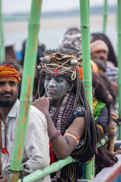 Varanasi, Uttar Pradesh, Hindistan - 20 Mart 2024: Masan Holi, Harishchandra ghat 'ta düzenlenen kutlama sırasında Lord Shiva gibi giyinmiş kuru külle boyanmış yüzlü insanların portresi.