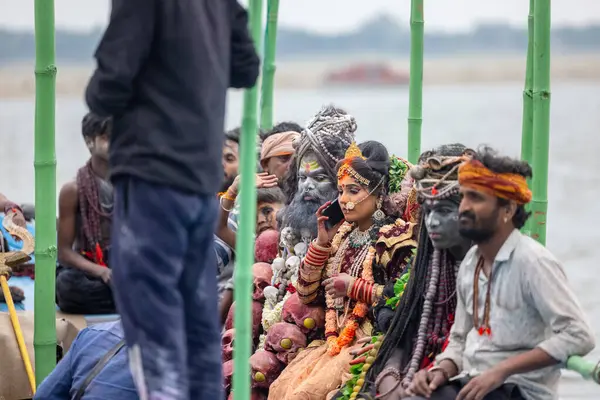 Varanasi, Uttar Pradesh, Hindistan - 20 Mart 2024: Masan Holi, Harishchandra ghat 'ta düzenlenen kutlama sırasında Lord Shiva gibi giyinmiş kuru külle boyanmış yüzlü insanların portresi.
