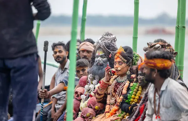 Varanasi, Uttar Pradesh, Hindistan - 20 Mart 2024: Masan Holi, Harishchandra ghat 'ta düzenlenen kutlama sırasında Lord Shiva gibi giyinmiş kuru külle boyanmış yüzlü insanların portresi.