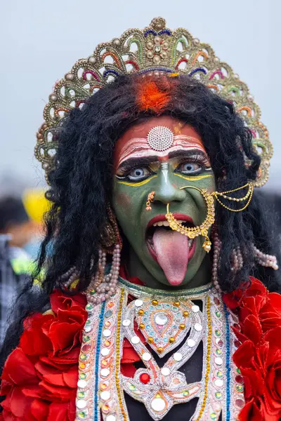 Varanasi, Uttar Pradesh, Hindistan - 20 Mart 2024: Masan Holi, Harishchandra ghat 'ta düzenlenen kutlama sırasında Lord Shiva kılığında kuru külle boyanmış insanların portresi.