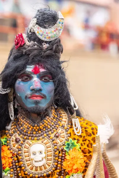 Varanasi, Uttar Pradesh, Hindistan - 20 Mart 2024: Masan Holi, Harishchandra ghat 'ta düzenlenen kutlama sırasında Lord Shiva kılığında kuru külle boyanmış insanların portresi.