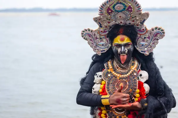 Varanasi, Uttar Pradesh, Hindistan - 20 Mart 2024: Masan Holi, Harishchandra ghat 'ta düzenlenen kutlama sırasında Lord Shiva kılığında kuru külle boyanmış insanların portresi.