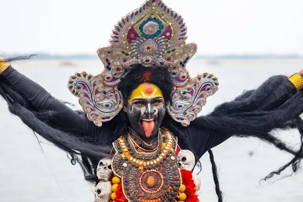 Varanasi, Uttar Pradesh, Hindistan - 20 Mart 2024: Masan Holi, Harishchandra ghat 'ta düzenlenen kutlama sırasında Lord Shiva kılığında kuru külle boyanmış insanların portresi.