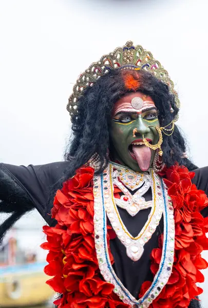 Varanasi, Uttar Pradesh, Hindistan - 20 Mart 2024: Masan Holi, Harishchandra ghat 'ta düzenlenen kutlama sırasında Lord Shiva kılığında kuru külle boyanmış insanların portresi.